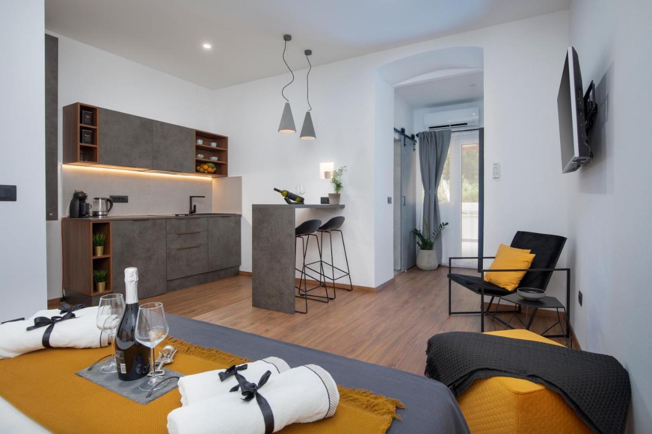 Deluxe Rooms And Apartments Korzo Pula Exterior photo