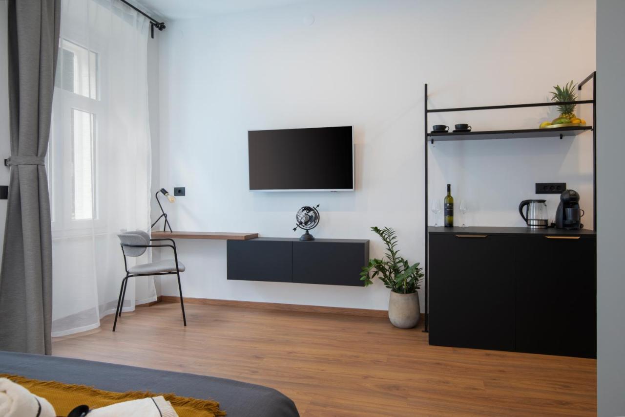 Deluxe Rooms And Apartments Korzo Pula Exterior photo